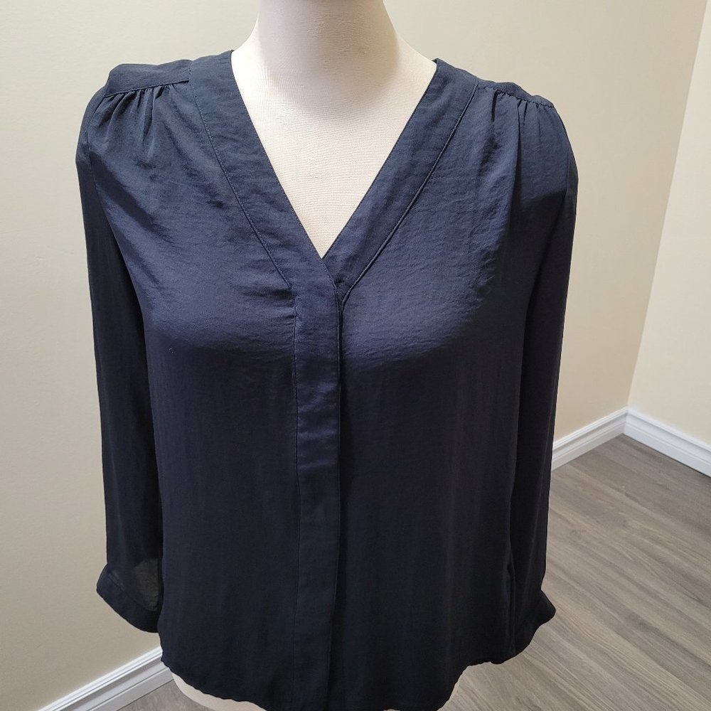 Black long sleeves blouse vneck